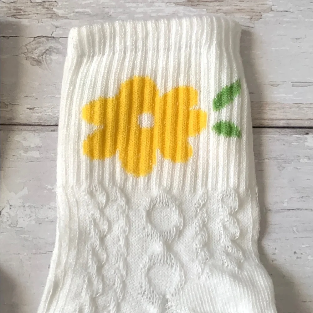 Urban Outfitters Women’s Yellow Daisy White Knit Pattern Crew Socks Brand NEW